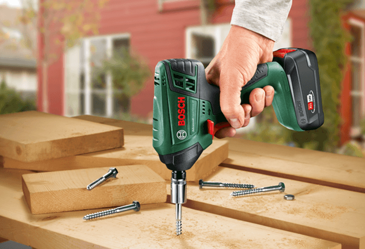 Απεικονίζεται η χρήση του εργαλείου σε ξύλινη επιφάνεια.